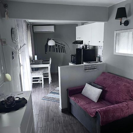 Cozy Studio Apartment In The Heart Of Афины Экстерьер фото