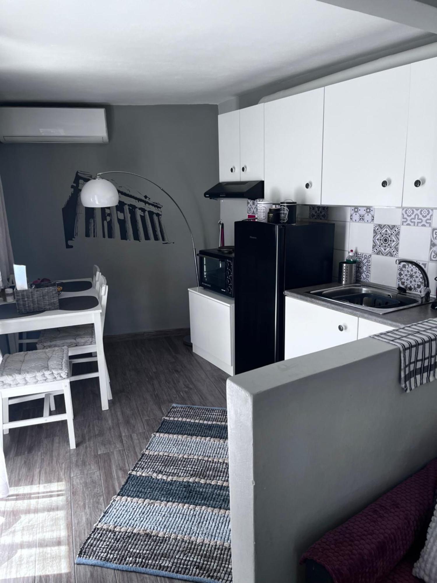 Cozy Studio Apartment In The Heart Of Афины Экстерьер фото
